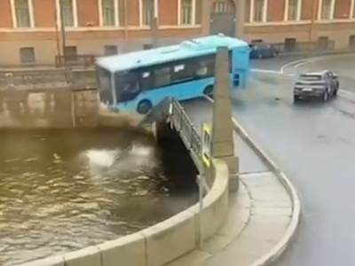 Появились кадры из салона автобуса в момент ДТП в Петербурге