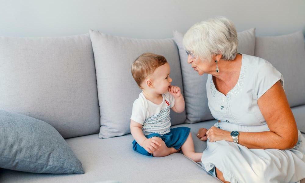 послеродовая депрессия. здоровая женщина с ребенком. мама с малышом на руках. мама бабушка и новорожденный. свекровь после рождения ребенка.