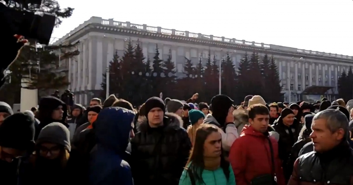 Выгнал с позором. Митинги в Кемерово 2018 зимняя вишня. Митинг после пожара в зимней вишне Кемерово на коленях. Оффнуть с позором.