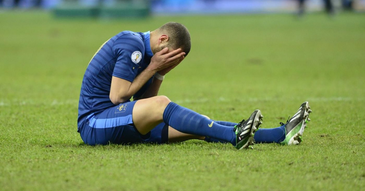 расстроенные футболисты сидят на паркете после поражения