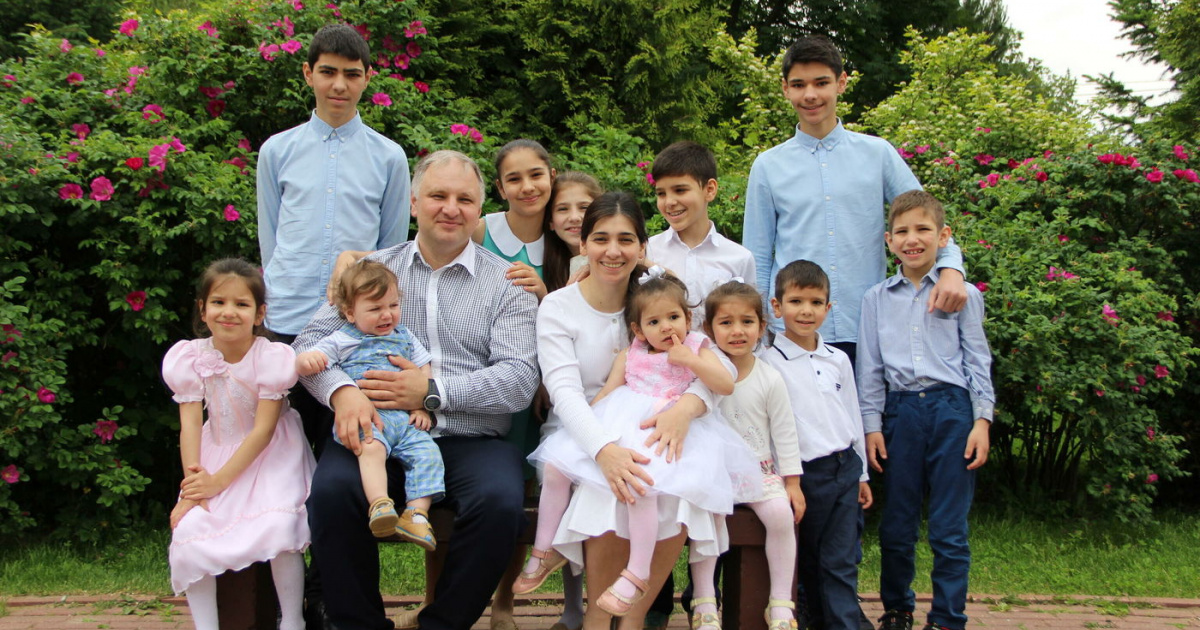 Минская семью. Многодетная семья 15 детей. Многодетные семьи РИА. Многодетная семья Ульяновы. Самая многодетная семья в мире.