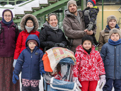 Семье канадцев с 8 детьми, переехавшей в Россию, заморозили счета