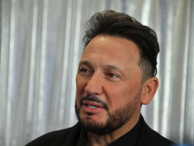 Ο Stas Mikhailov έκανε μια παράσταση στο εκλογικό τμήμα - υλικό συνεργάτη