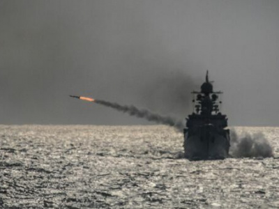 Российский военный корабль вступил в бой в Севастополе