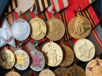Петербургскому ветерану вручили медаль за освобождение Крыма