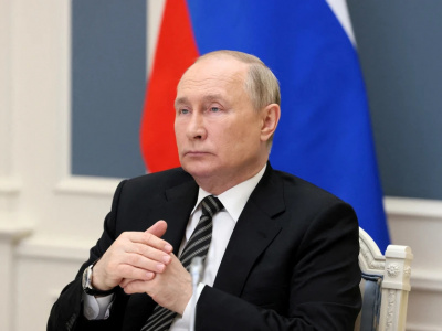 Путин поручил повысить выплаты академикам РАН