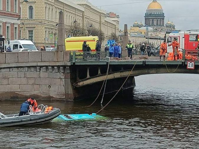 В Петербурге спасают людей из упавшего в реку Мойку автобуса (видео)