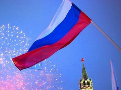 Россиянам напомнили о выходных в День России